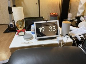 スマートスピーカーが並んでいる部屋の画像